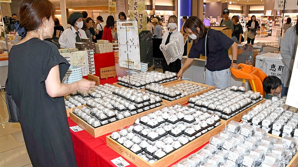 ずらりと並んだ栗きんとんを手に取る買い物客ら＝各務原市那加萱場町、イオンモール各務原インター