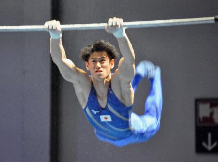 　体操男子個人総合で優勝した橋本大輝の鉄棒＝エッセン（共同）