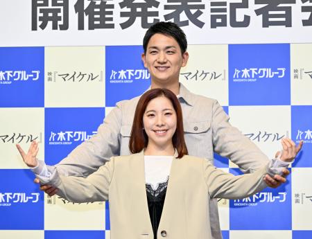 　アイスショーの全国ツアー開催について発表した三浦璃来さん（下）と木原龍一さん＝１５日、東京都内