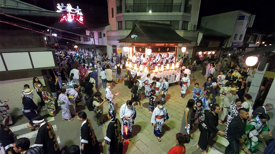 新型コロナ禍を抜け、通常開催となった徹夜おどり＝郡上市八幡町