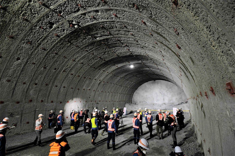 掘削工事が進められている養老トンネルの本坑内＝海津市南濃町庭田