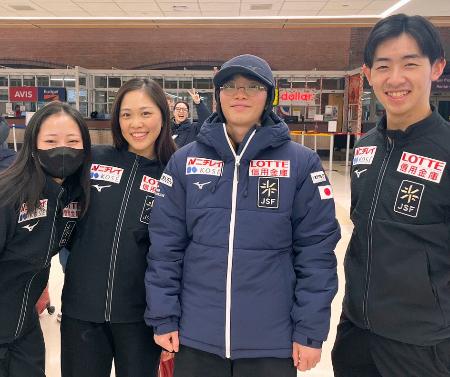 　スケートアメリカに向け米国入りした（左から）渡辺倫果、吉田陽菜、友野一希、壷井達也＝１１日、オールバニ空港（共同）