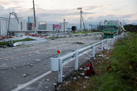 　爆発から一夜明けたイオンモール熊本（奥）周辺。破片などが散乱していた＝２９日午前５時５０分、熊本県嘉島町