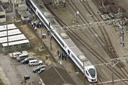 　東武日光線新鹿沼駅の構内で作業員４人をはね、停車した特急列車スペーシアＸ２号＝２０日、栃木県鹿沼市