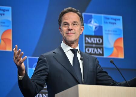 　北大西洋条約機構（ＮＡＴＯ）の首脳会議の期間中に開かれた記者会見で発言するルッテ事務総長＝２５日、オランダ・ハーグ（ゲッティ＝共同）