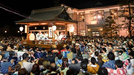 　岐阜県郡上市で開幕した「郡上踊」＝１２日夜