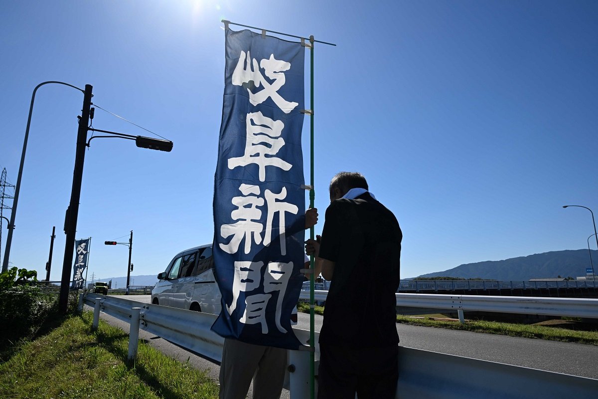 根尾川花火大会の会場周辺に設置されたのぼり＝本巣市屋井、根尾川左岸