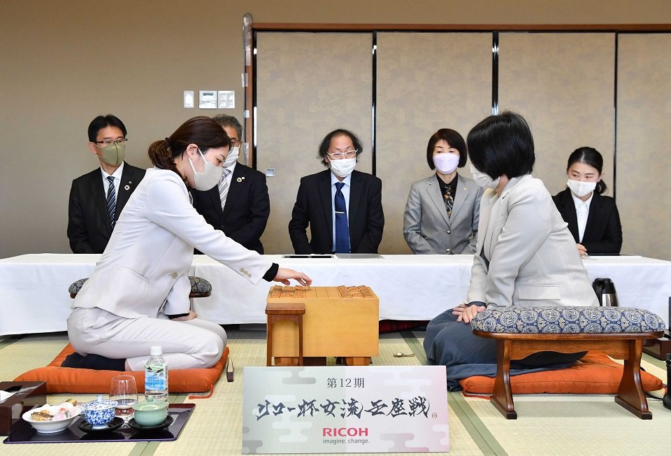 対局する里見香奈女流王座（左）と挑戦者の加藤桃子女流三段＝６日午前１０時、岐阜市湊町、十八楼