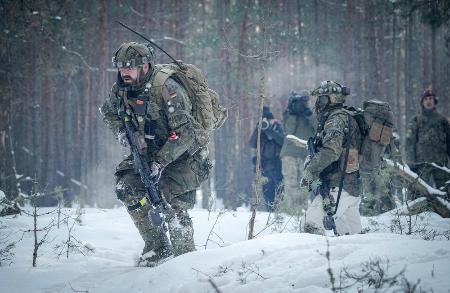 　リトアニア西部での軍事演習に参加するドイツ連邦軍の兵士＝２０２３年（ゲッティ＝共同）