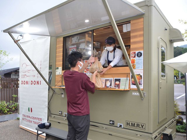 ホテル前のキッチンカーでイタリア料理を買い求める利用客＝美濃市曽代、フェアフィールド・バイ・マリオット・岐阜美濃