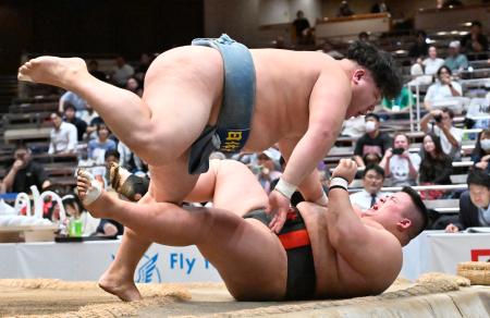 　個人戦決勝で日大の伊賀慎之助を寄り倒し、初優勝した日体大のバットヤッグ・バヤルボルド＝両国国技館