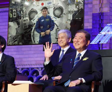 　ＩＳＳに滞在中の宇宙飛行士大西卓哉さん（モニター）と交信する石破首相＝３０日午後、首相公邸（代表撮影）