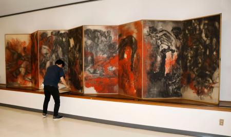 　修復され、原爆の図丸木美術館に展示された「原爆の図」の第２部「火」＝１３日午後、埼玉県東松山市
