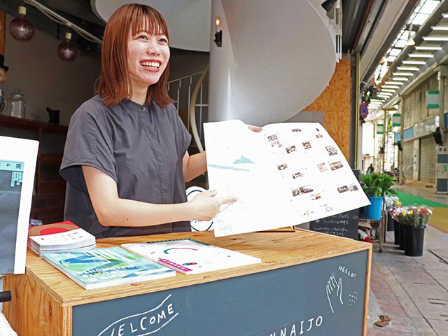 柳ケ瀬商店街を案内する土肥彩香さん＝岐阜市日ノ出町