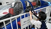 普段は見られないＴ―２の操縦席をカメラに収める来館者＝各務原市下切町、岐阜かかみがはら航空宇宙博物館