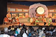 迫力の音色を披露する加藤拓三さん（左）＝中津川市高山、芝居小屋「常盤座」