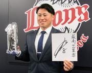 　契約交渉を終え、ポーズをとる西武・渡部聖＝４日、埼玉県所沢市