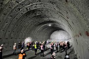 掘削工事が進められている養老トンネルの本坑内＝海津市南濃町庭田
