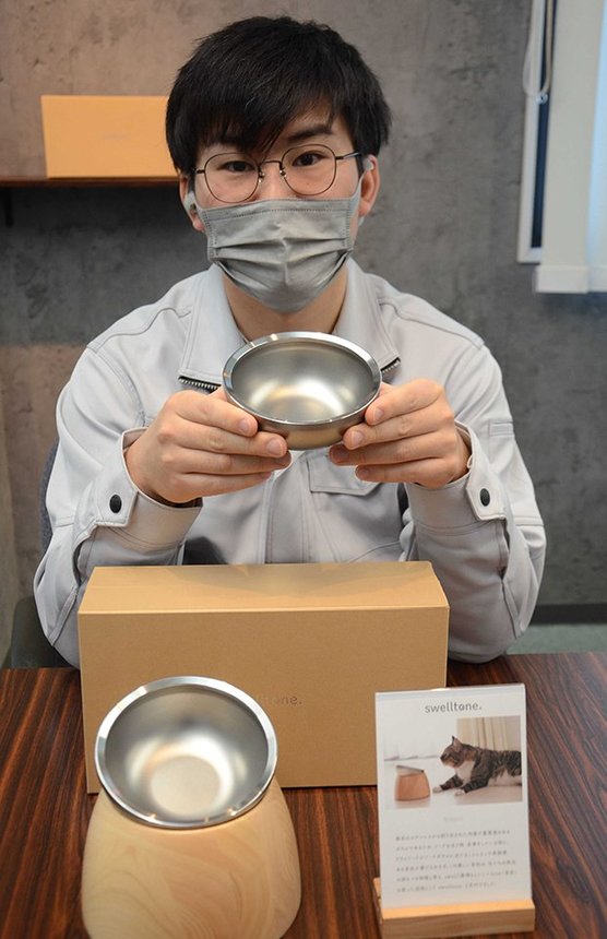 完成したペット用フードボウルを紹介する島﨑光之助さん＝中津川市小川町、恵那金属製作所