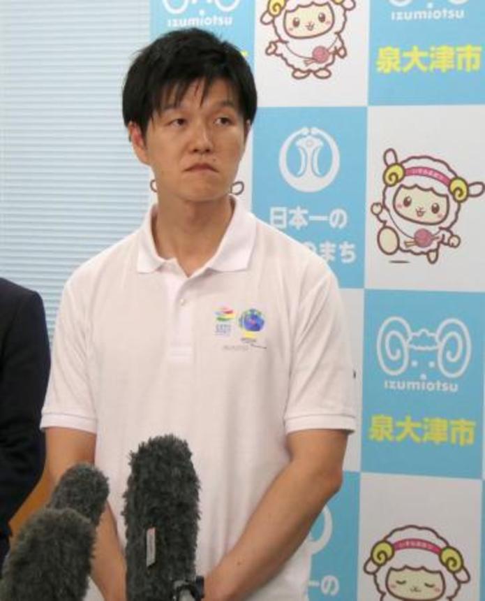 　大阪府泉大津市の防災倉庫を視察後、取材に応じる鈴木農相＝３日午後