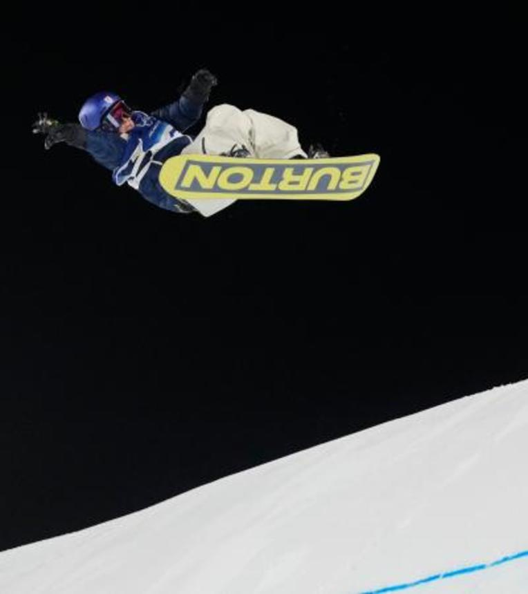 　女子ビッグエア決勝　ジャンプする深田茉莉＝リビーニョ（共同）