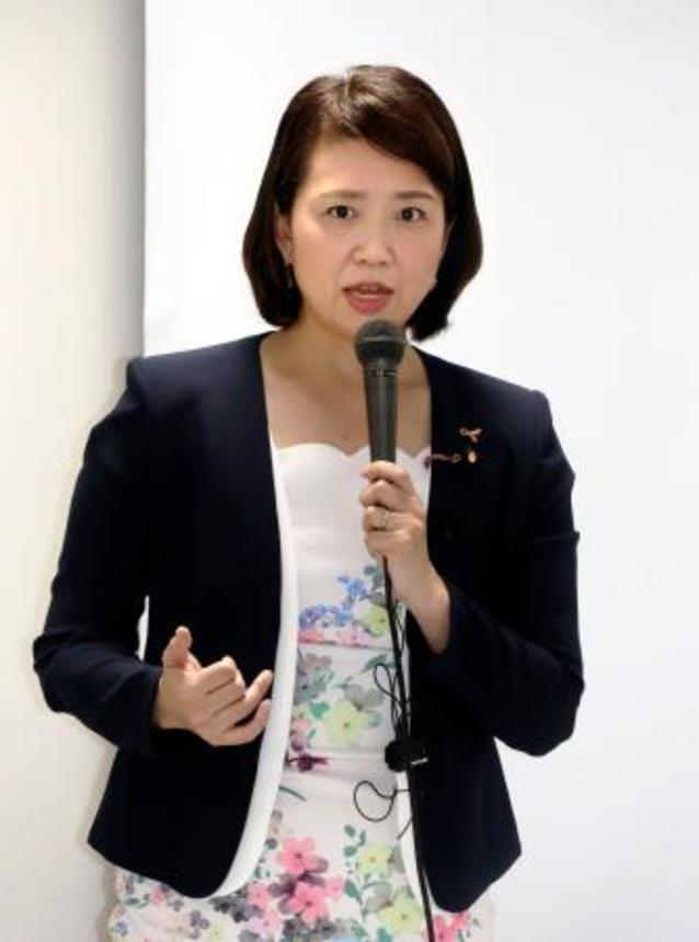 　「内密出産制度」について講演する国民民主党の伊藤孝恵参院議員＝１２日午後、熊本市