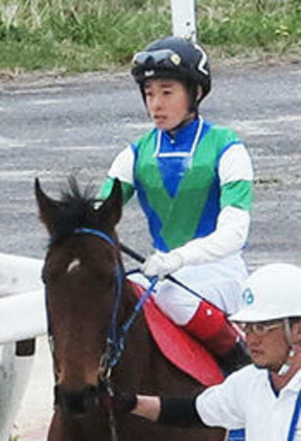 デビューした渡辺竜也騎手は、Ｖ字の勝負服で勝利を目指す