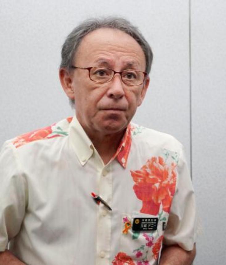 　記者団の取材に応じる沖縄県の玉城デニー知事＝６日午前、沖縄県庁