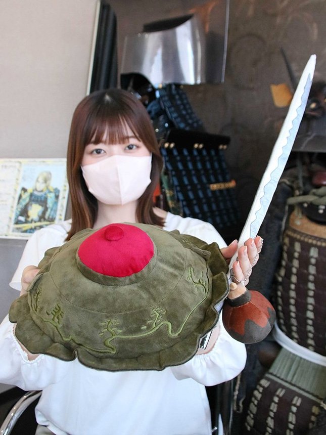 新発売した「九十九茄子ぬいぐるみ」などの原寸大ぬいぐるみシリーズ＝垂井町宮代、小川新聞店