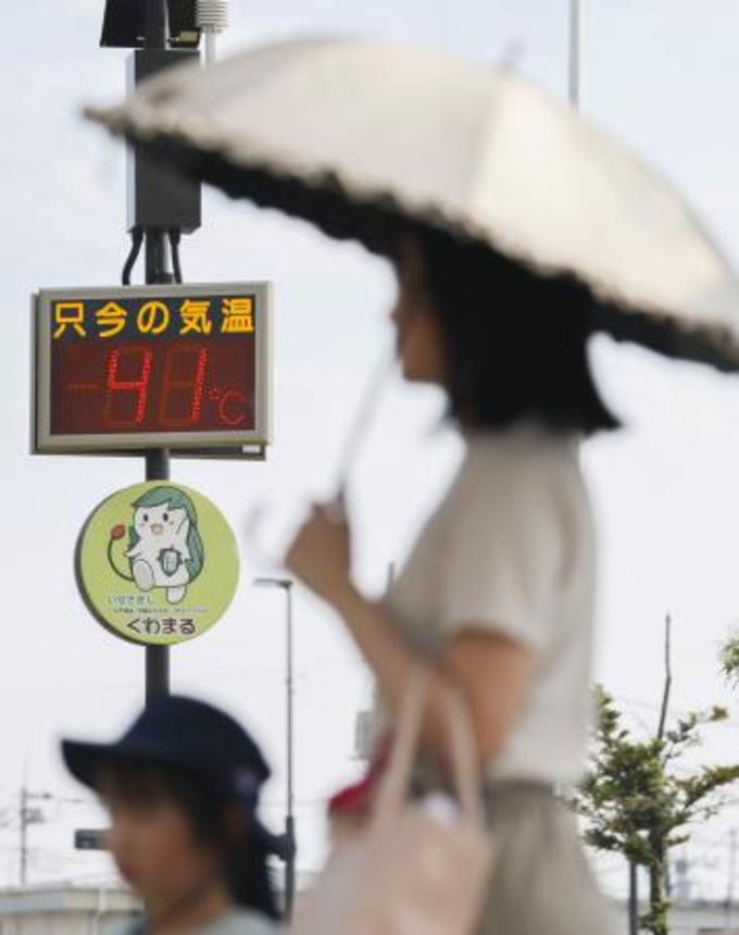 　気温「４１度」を示すＪＲ伊勢崎駅前の温度計。群馬県伊勢崎市は最高気温が４１・８度になり、国内最高記録を更新した＝５日午後