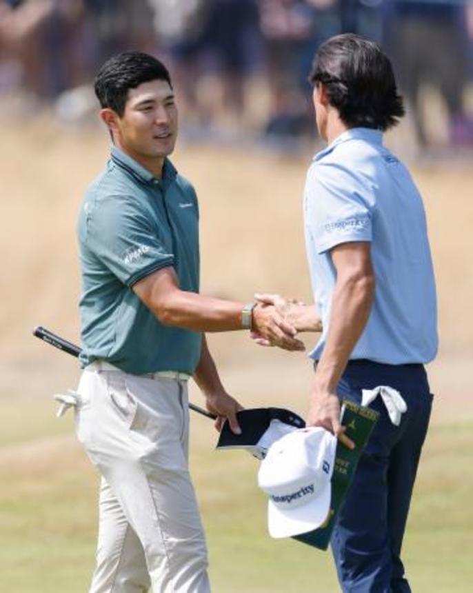 　第２ラウンド、ホールアウトした中島啓太（左）＝ロイヤルバークデールＧＣ（共同）