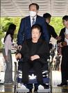 　２２日、ソウル中央地裁に出頭した旧統一教会の韓鶴子総裁（中央）（共同）