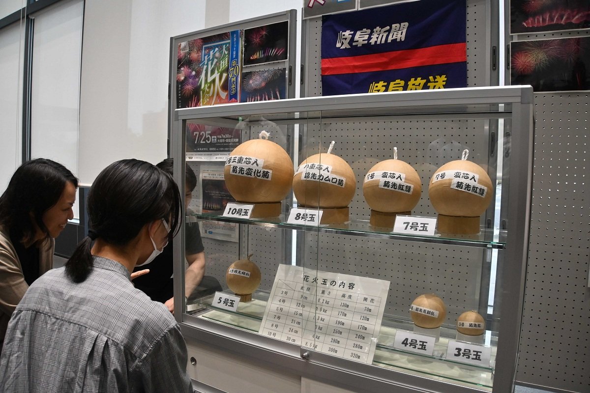 花火玉の模型やポスターが展示されている会場＝大垣市役所多目的スペース
