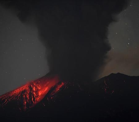 　噴火した桜島＝１６日午前０時５８分、鹿児島県垂水市牛根麓から（無人定点カメラで撮影）