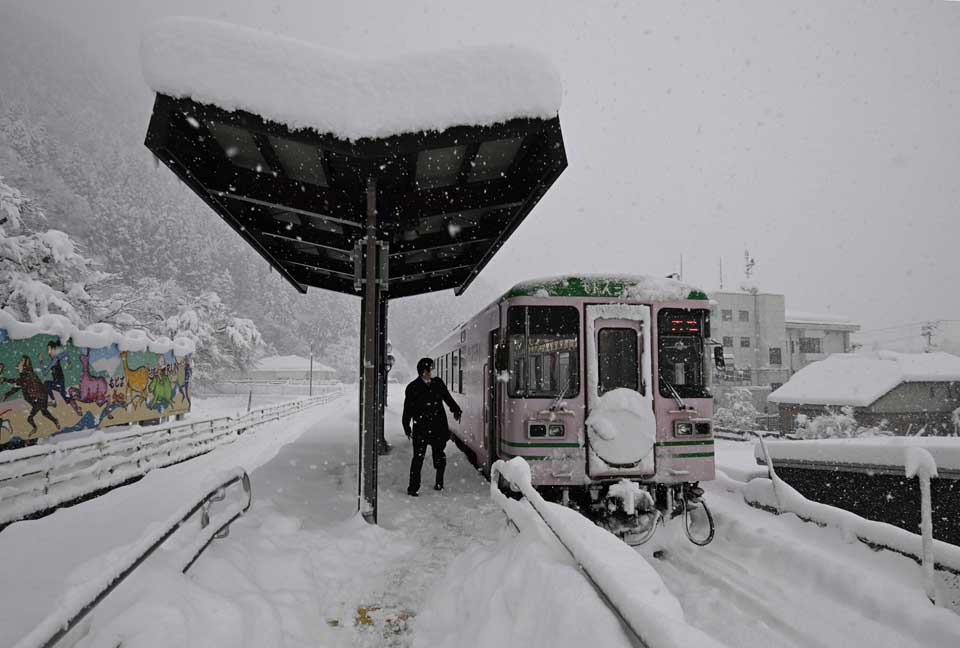 午前８時現在で６３センチの積雪の中、運行される樽見鉄道＝５日午前８時４２分、本巣市根尾樽見、樽見駅