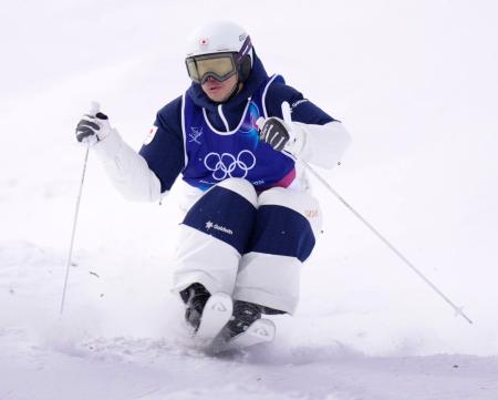 　男子モーグル予選　コブを攻める堀島行真＝リビーニョ（共同）