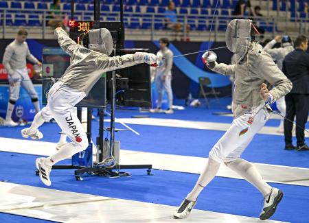 　男子サーブル個人予選　アゼルバイジャン選手（右）と対戦する吉田健人＝トビリシ（共同）