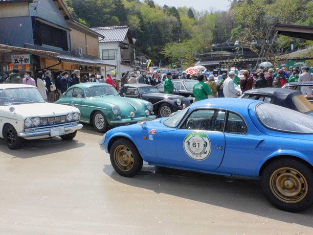 恵那峡ビジターセンター前に並べられたクラシックカー＝恵那市大井町