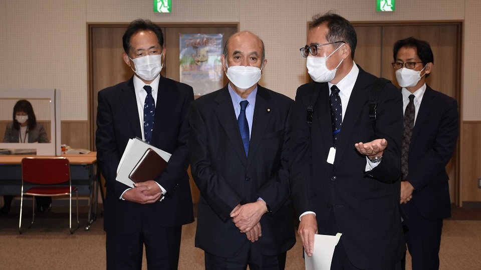 「一日合同行政相談所」を視察する柘植芳文総務副大臣（中央）＝岐阜市正木中、マーサ２１