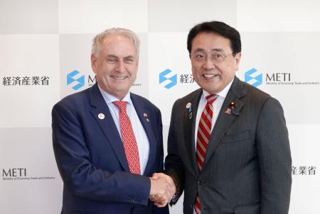 　日豪経済閣僚対話を前に握手するオーストラリアのファレル貿易相（左）と赤沢経産相＝１９日午後、経産省