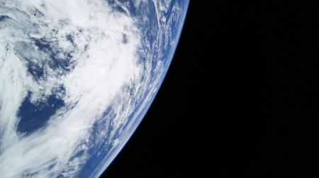 　超小型天文衛星「ＶＥＲＴＥＣＳ」が撮影した地球（ＶＥＲＴＥＣＳプロジェクト提供）