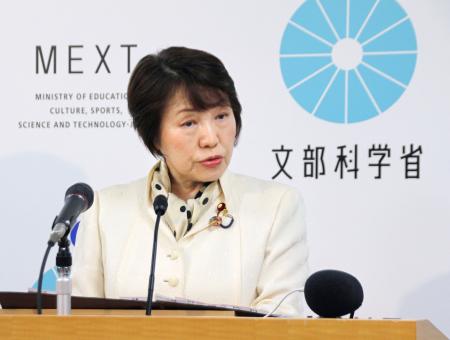 　閣議後に記者会見する阿部文科相＝２７日午前、文科省