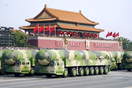 　中国建国７０年の軍事パレードに登場した多弾頭型大陸間弾道ミサイル「東風４１」。核弾頭が搭載可能で、米国のほぼ全域を射程に収める＝２０１９年１０月、北京（新華社＝共同）