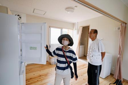 　熊本県氷川町に完成した仮設住宅に入居し、室内を確認する夫婦＝５日午前