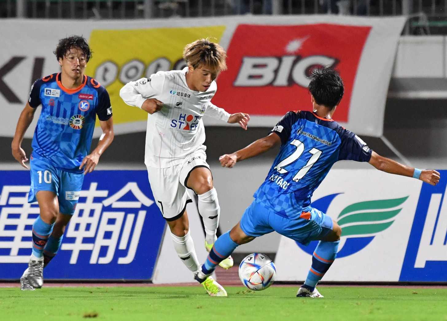 ＦＣ岐阜×ＹＳ横浜＝前半、足を出す相手の股を抜いてかわすＦＣ岐阜のＦＷ村田＝長良川競技場