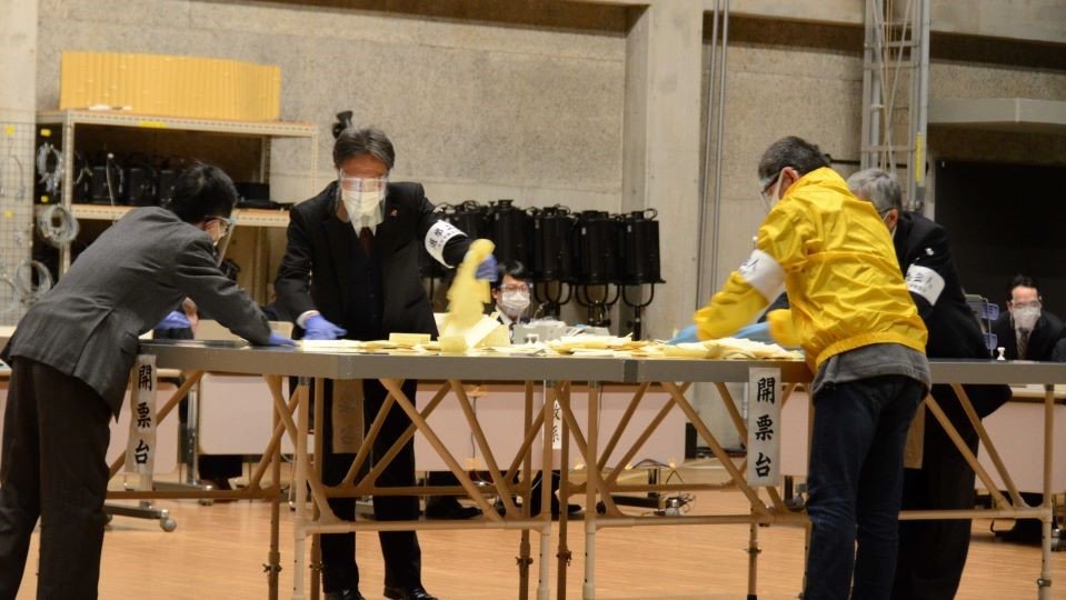 １３日に行われた揖斐郡大野町の町議補選の開票作業。投票率は１７・７９％にとどまった＝同町黒野、町総合町民センター