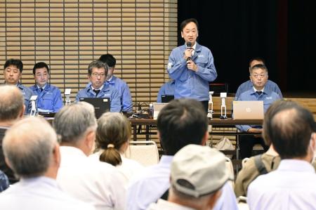 　泊原発の再稼働に向けた安全対策について、住民に説明する北海道電力の担当者＝２６日午後、北海道泊村