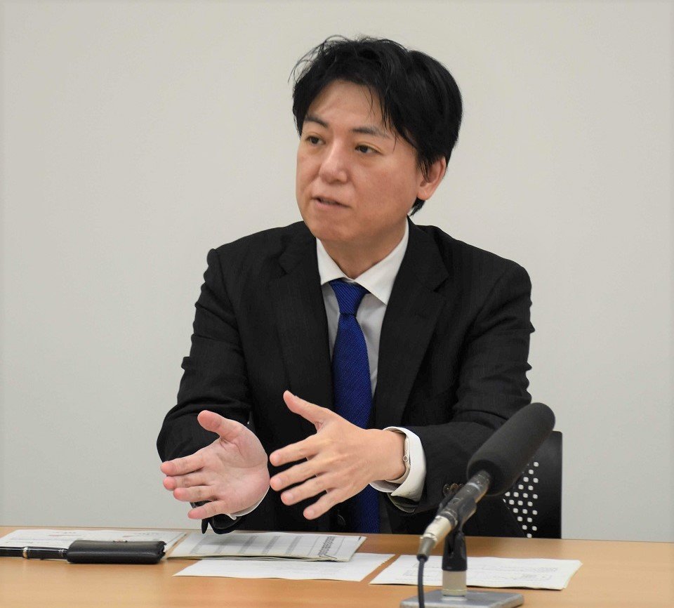 記者会見で感染防止対策への協力を呼び掛ける、岐阜県の丹藤昌治健康福祉部長＝県庁