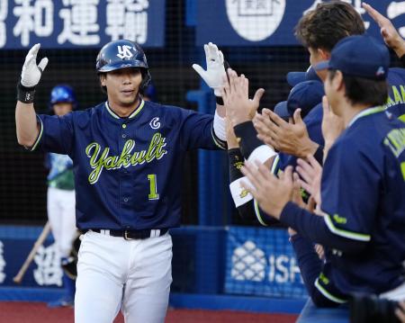 　２回、先制ソロを放ち、ナインに迎えられるヤクルト・山田＝横浜