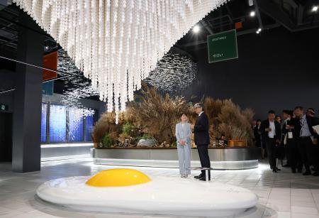 　小山薫堂さんの案内で「ＥＡＲＴＨ　ＭＡＲＴ」を視察される天皇、皇后両陛下の長女愛子さま＝９日午後、大阪市此花区の夢洲（代表撮影）
